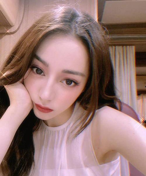 迪丽热巴发际线爆料视频,网友热议明星隐私与时尚潮流